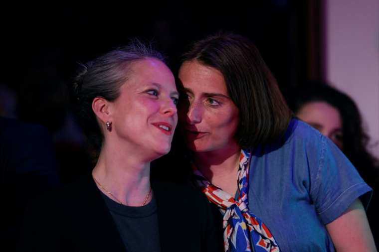 La secrétaire nationale des Ecologistes, Marine Tondelier (D), et l'ex-candidate du Nouveau Front populaire pour Matignon, Lucie Castets, le 5 mai 2026 à Paris ( AFP / Xavier GALIANA )