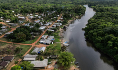 Vue aérienne montre le village autochtone de Manga, où vit le peuple Karipuna, au bord de la rivière Curipi à Oiapoque, au Brésil, le 5 septembre 2026 ( AFP / Nelson ALMEIDA )