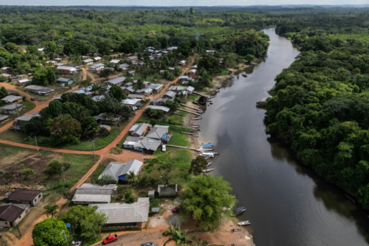 Vue aérienne montre le village autochtone de Manga, où vit le peuple Karipuna, au bord de la rivière Curipi à Oiapoque, au Brésil, le 5 septembre 2026 ( AFP / Nelson ALMEIDA )
