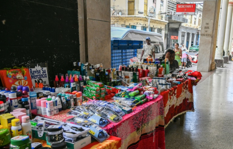 Un stand de vente de produits d'hygiène, à La Havane, le 18 juin 2026 ( AFP / YAMIL LAGE )