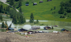 Le village de Blatten, détruit par un glissement de terrain après l'effondrement du glacier du Birch et le lac artificiel qui s'est formé, le 29 mai 2025 dans les Alpes suisses ( AFP / FABRICE COFFRINI )