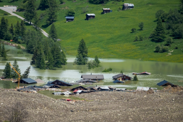 Le village de Blatten, détruit par un glissement de terrain après l'effondrement du glacier du Birch et le lac artificiel qui s'est formé, le 29 mai 2025 dans les Alpes suisses ( AFP / FABRICE COFFRINI )