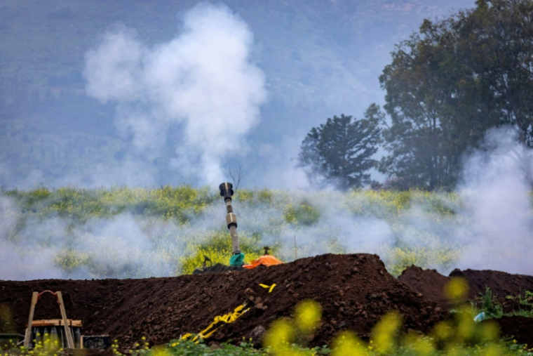 Une unité d'artillerie israélienne déployée en Haute Galilée fait feu près de la frontière avec le Liban, dans le nord d'Israël, le 15 mars 2026  ( AFP / Odd ANDERSEN )
