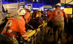 Des membres de la Croix-Rouge française portent secours à des victimes près de la salle de concert du Bataclan à Paris, le 13 novembre 2015 ( AFP / DOMINIQUE FAGET )