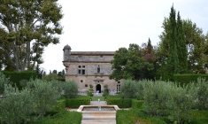 Mas de la Brune à Eygalières (Crédit photo: Marianne Casamance - Wikimedia commons)