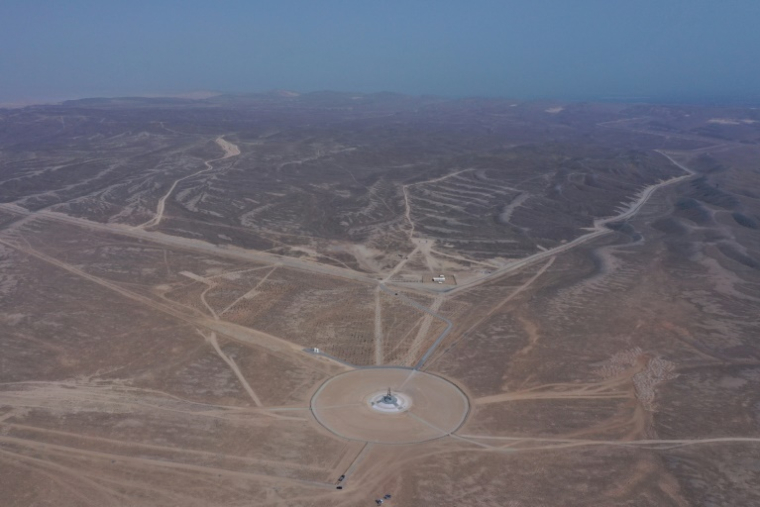 Le monument de l'amitié au point de jonction des frontières de l'Ouzbékistan, du Tadjikistan et du Kirghizistan, vu depuis la région kirghize de Batken, le 20 mai 2025 ( AFP / Guliza Urustambek kyzy )