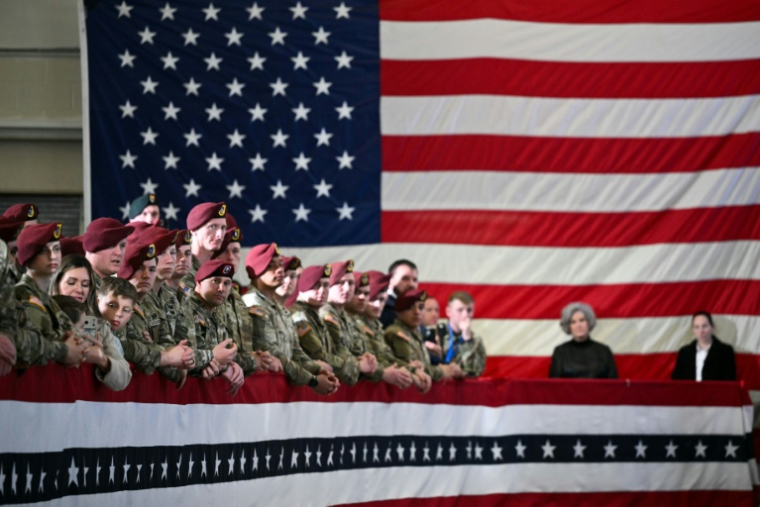 Des militaires et leurs familles écoutent le discours du président américain Donald Trump à Fort Bragg, en Caroline du Nord, le 13 février 2026 ( AFP / Mandel NGAN )