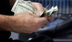 Photo d'archives d'un client comptant l'argent dans un magasin Best Buy