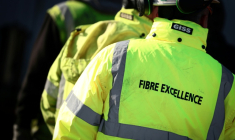 Des ouvriers rassemblés sur le site industriel du groupe Fibre Excellence à Tarascon, le 14 avril 2026 dans les Bouches-du-Rôhne alors que deux sites du groupe sont menacés de fermeture ( AFP / Thibaud MORITZ )