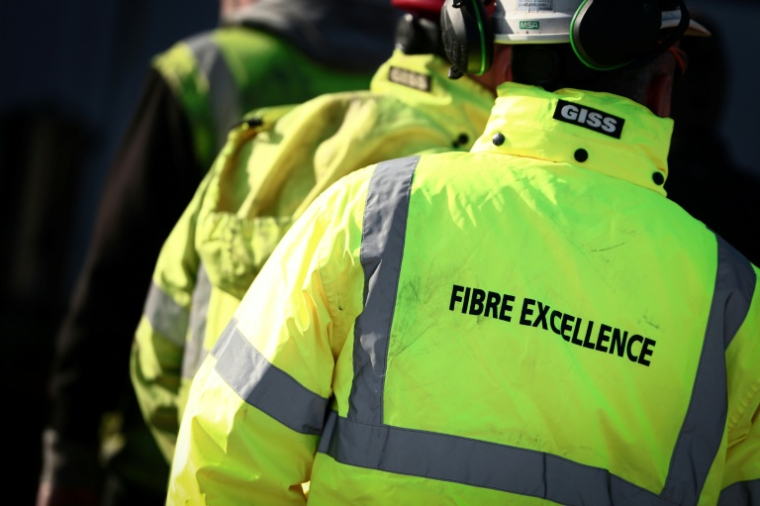 Des ouvriers rassemblés sur le site industriel du groupe Fibre Excellence à Tarascon, le 14 avril 2026 dans les Bouches-du-Rôhne alors que deux sites du groupe sont menacés de fermeture ( AFP / Thibaud MORITZ )