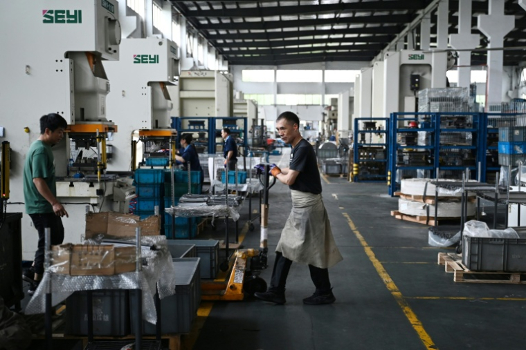 Des ouvriers dans une usine du groupe taïwanais LCM à Kunshan, dans la province orientale du Jiangsu, le 10 juin 2025 en Chine ( AFP / GREG BAKER )