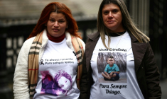 Pamela Fernandes et Gelvana Rodrigues, mères d'Emanuelle et de Thiago qui ont été tués dans la catastrophe du barrage de Mariana (Br (Brésile), arrivent au bâtiment Rolls de la Haute Cour à Londres le 13 mars 2025 ( AFP / HENRY NICHOLLS )