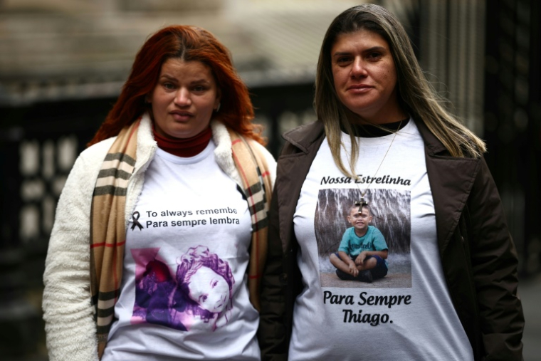 Pamela Fernandes et Gelvana Rodrigues, mères d'Emanuelle et de Thiago qui ont été tués dans la catastrophe du barrage de Mariana (Br (Brésile), arrivent au bâtiment Rolls de la Haute Cour à Londres le 13 mars 2025 ( AFP / HENRY NICHOLLS )