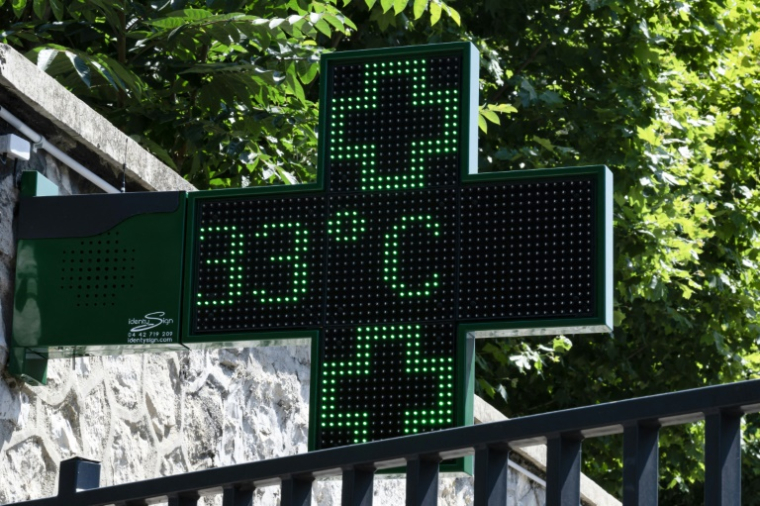 Météo France s'attend mardi à "un maintien de fortes chaleurs à l'est, toujours du Rhône à l'Isère" avec un "épisode de chaleur persistant, se mettant en place sur huit départements du Sud: de la Haute-Garonne au Languedoc-Roussillon et jusqu'aux Bouches-du-Rhône" ( AFP / MIGUEL MEDINA )