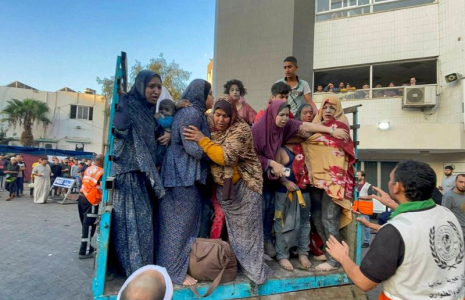 Des blessés arrivant à l'hôpital Shifa de Gaza