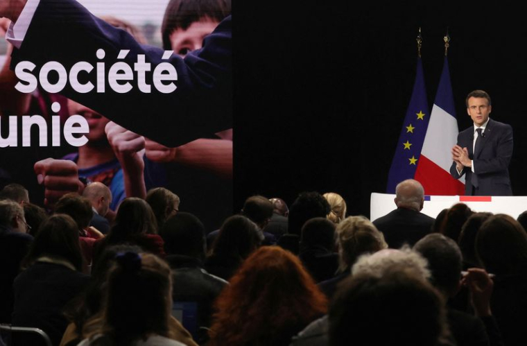 MACRON DIT PRÉVOIR UNE BAISSE DE 15 MILLIARDS D'EUROS DES IMPÔTS PAR AN