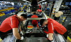 Photo d'archives des employés à l'usine Porsche à Stuttgart-Zuffenhausen