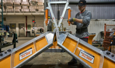 Un ouvrier dans l'usine de Arctic Snowplows à London en Ontario au Canada, le mercredi 10 décembre 2025 ( AFP / Geoff Robins )