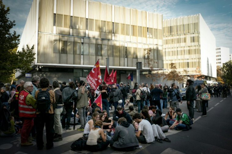 Rassemblement de plusieurs centaines d'élèves et enseignants du lycée Paul-Eluard de Saint-Denis le 15 octobre contre l'intervention de la police dans leur établissement ( AFP / Dimitar DILKOFF )