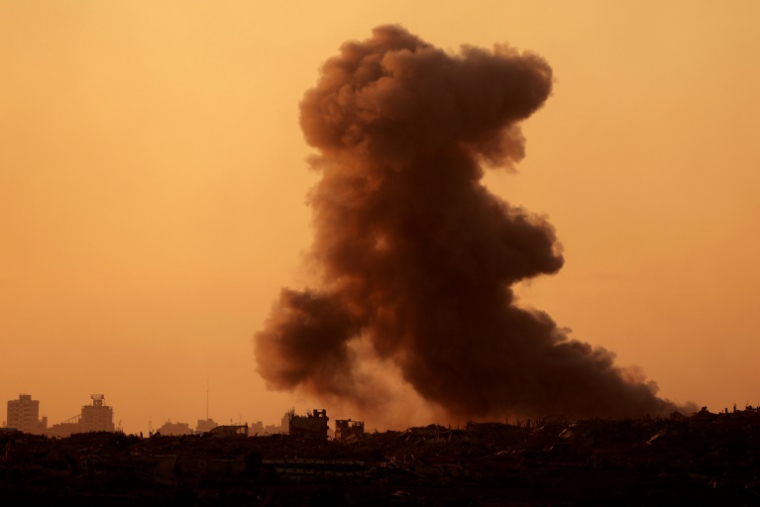 Une photo prise depuis la frontière israélienne avec la bande de Gaza montre une colonne de fumée s'élevant lors d'une frappe israélienne sur le territoire palestinien assiégé, le 17 septembre 2025 ( AFP / Jack GUEZ )