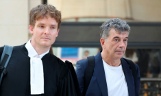 L'agent immobilier et ex-animateur de télévision Stéphane Plaza (d) arrive avec l'un de ses avocats pour son procès en appel pour violences conjugales à Paris, le 26 juin 2026 ( AFP / MEHDI FEDOUACH )