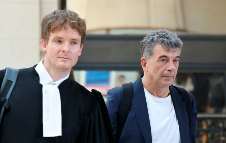 L'agent immobilier et ex-animateur de télévision Stéphane Plaza (d) arrive avec l'un de ses avocats pour son procès en appel pour violences conjugales à Paris, le 26 juin 2026 ( AFP / MEHDI FEDOUACH )