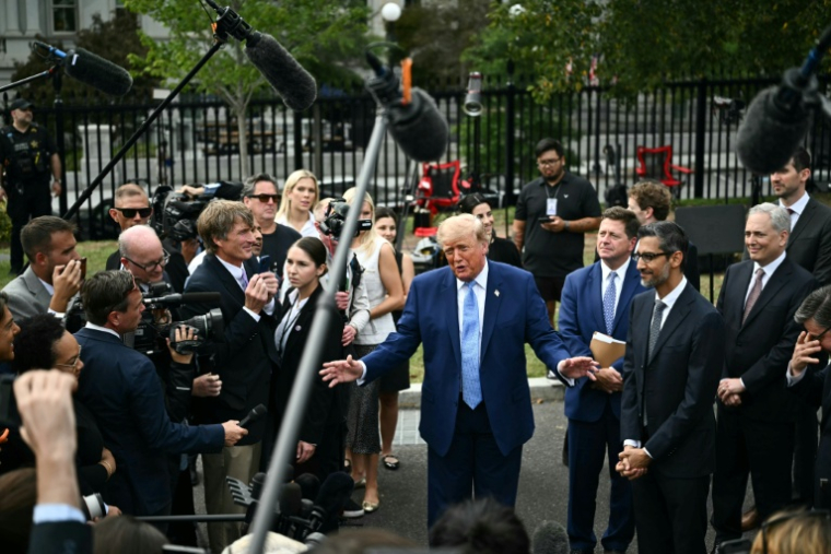 Le président américain Donald Trump s'adresse à la presse entouré par les grands patrons de l'IA, le 29 septembre 2026 à la Maison Blanche, à Washington ( AFP / Kent NISHIMURA )