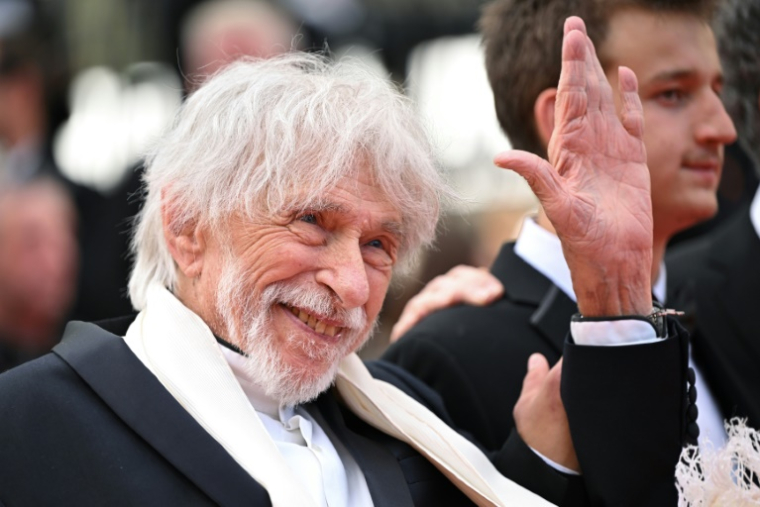 L'acteur Pierre Richard arrive pour la projection du film "L'Homme qui a vu l'ours qui a vu l'homme" lors du 78e Festival de Cannes, le 22 mai 2025 ( AFP / Bertrand GUAY )