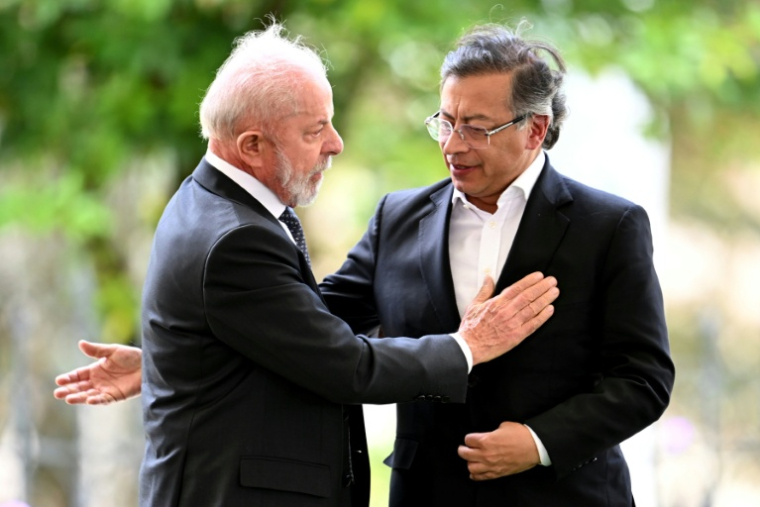 Le président colombien Gustavo Petro (d) et le président brésilien Luiz Inacio Lula da Silva se saluent lors d'un sommet à Bogota, le 22 août 2025 ( AFP / RAUL ARBOLEDA )