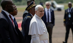 Le pape Léon XIV lors de son arrivée à l'aéroport de Bamenda, le quatrième jour d'un voyage apostolique de 11 jours en Afrique, le 16 avril 2026 ( AFP / Patrick MEINHARDT )