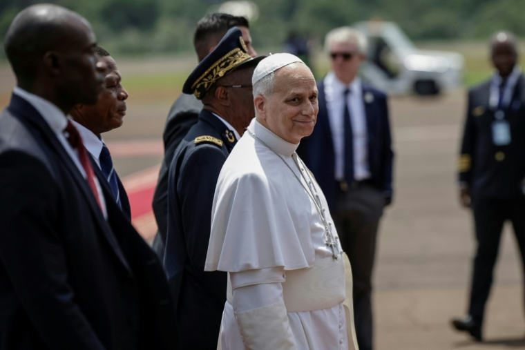 Le pape Léon XIV lors de son arrivée à l'aéroport de Bamenda, le quatrième jour d'un voyage apostolique de 11 jours en Afrique, le 16 avril 2026 ( AFP / Patrick MEINHARDT )