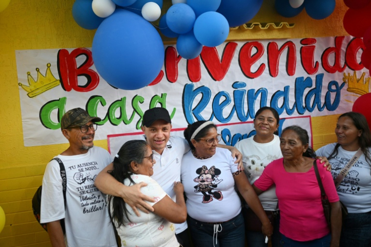 Reinardo Murillo accueilli chez lui par sa famille à son retour chez lui à San Fernando de Apure, le 26 février 2026,  après sa libération en vertu d'une loi d'amnistie au Venezuela ( AFP / Federico PARRA )