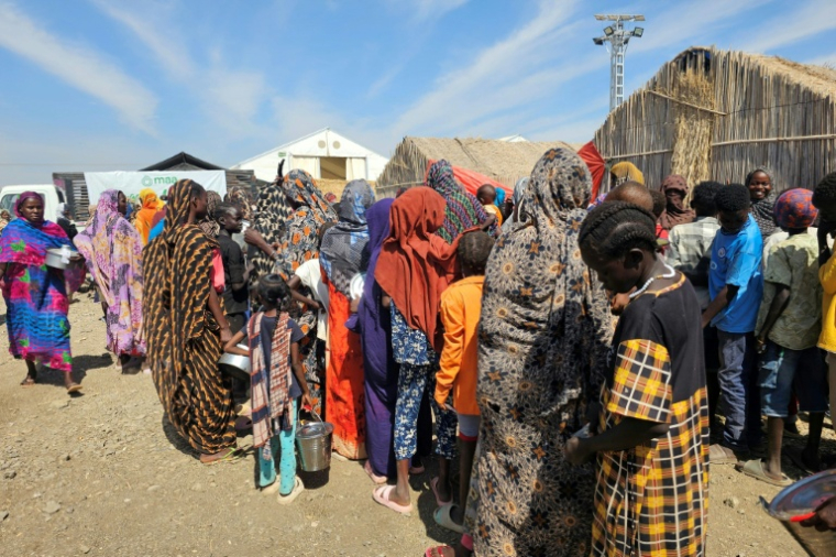 Des personnes déplacées attendent pour recevoir de l'aide, dans un camp de réfugiés à Gedaref, au Soudan, le 6 février 2026 ( AFP / STR )