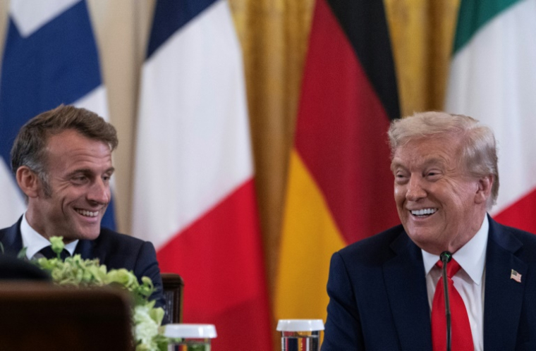 Emmanuel Macron (G) et Donald Trump, à la Maison Blanche, le 18 août 2025 ( AFP / ANDREW CABALLERO-REYNOLDS )