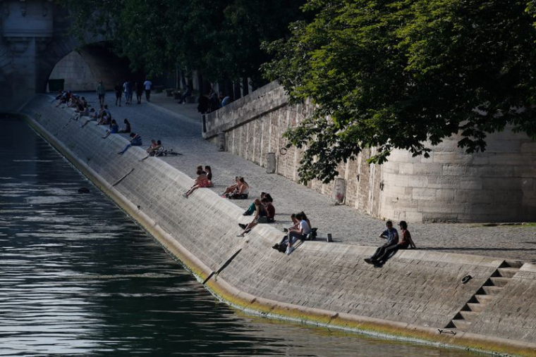 FRANCE/PARIS: PLAGES SE MET À L'HEURE DU CORONAVIRUS