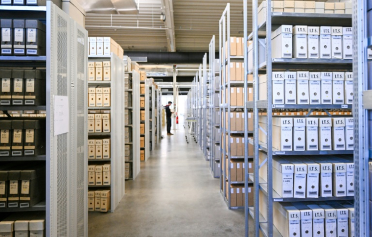 Des dossiers de victimes et survivants du nazisme aux archives de Bad Arolsen, le 6 mars 2025 en Allemagne ( AFP / Ina FASSBENDER )
