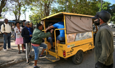 Des personnes font la queue pour monter dans un triporteur électrique à La Havane, Cuba, le 13 février 2026 ( AFP / YAMIL LAGE )
