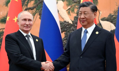 Le président russe Vladimir Poutine serre la main avec le président chinois Xi Jinping à Pékin, en Chine