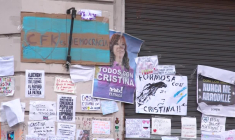Des partisans de l'ex-présidente argentine Kirchner se rassemblent devant son domicile