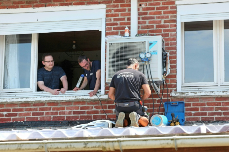 Installation d'un climatiseur dans une maison à Méricourt, dans le Pas-de-Calais, le 19 juin 2026, pendant un épisode de canicule en France ( AFP / Francois LO PRESTI )