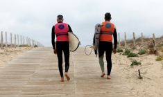 Des surfeurs à la plage de Le Porge, en Gironde, le 30 mai 2026 ( AFP / ROMAIN PERROCHEAU )