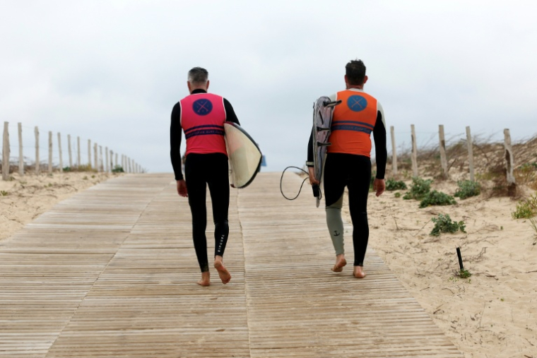 Des surfeurs à la plage de Le Porge, en Gironde, le 30 mai 2026 ( AFP / ROMAIN PERROCHEAU )