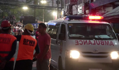 Philippines: des secouristes déblayent les décombres d'un immeuble effondré