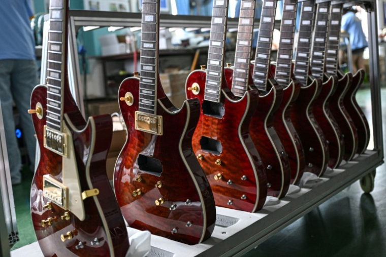 Cette photo prise le 27 juillet 2026 montre des guitares fraîchement fabriquées alignées dans l'usine du fabricant d'instruments de musique Shenqu à Zheng'an, dans la province du Guizhou, dans le sud-ouest de la Chine. ( AFP / Jade GAO )
