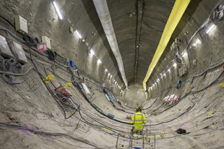 Un ingénieur dans le laboratoire souterrain de recherche du site d'enfouissement de déchets nucléaires Cigeo (Centre Industriel de stockage Géologique), exploité par l'Agence nationale française pour la gestion des déchets radioactifs, Andra, à Bure, dans l'est de la France, le 8 août 2024 ( AFP / Jean-Christophe VERHAEGEN )