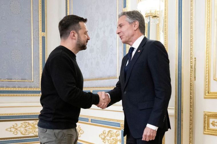 Le secrétaire d'État américain Blinken salue le dirigeant ukrainien Zelensky à Kiev