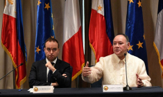 Le ministre français des Armées Sébastien Lecornu et son homologue philippin Gilberto Teodoro