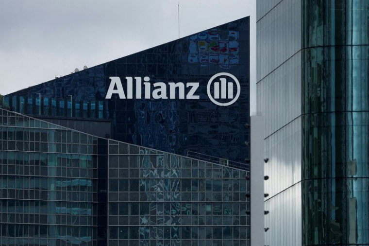 Logo d'Allianz sur un bâtiment de La Défense