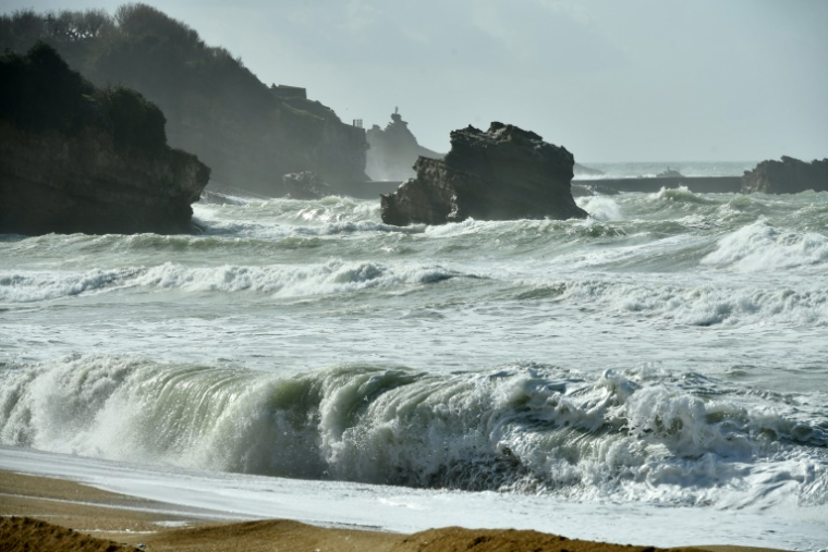 Une houle cyclonique, phénomène "atypique" en période estivale, a commencé à déferler mardi sur le littoral français avec "des vagues importantes de 4 à 5 mètres" de hauteur attendues selon Météo-France ( AFP / GAIZKA IROZ )