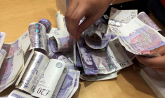 Photo de billets de livres sterling dans un magasin Apple à Londres